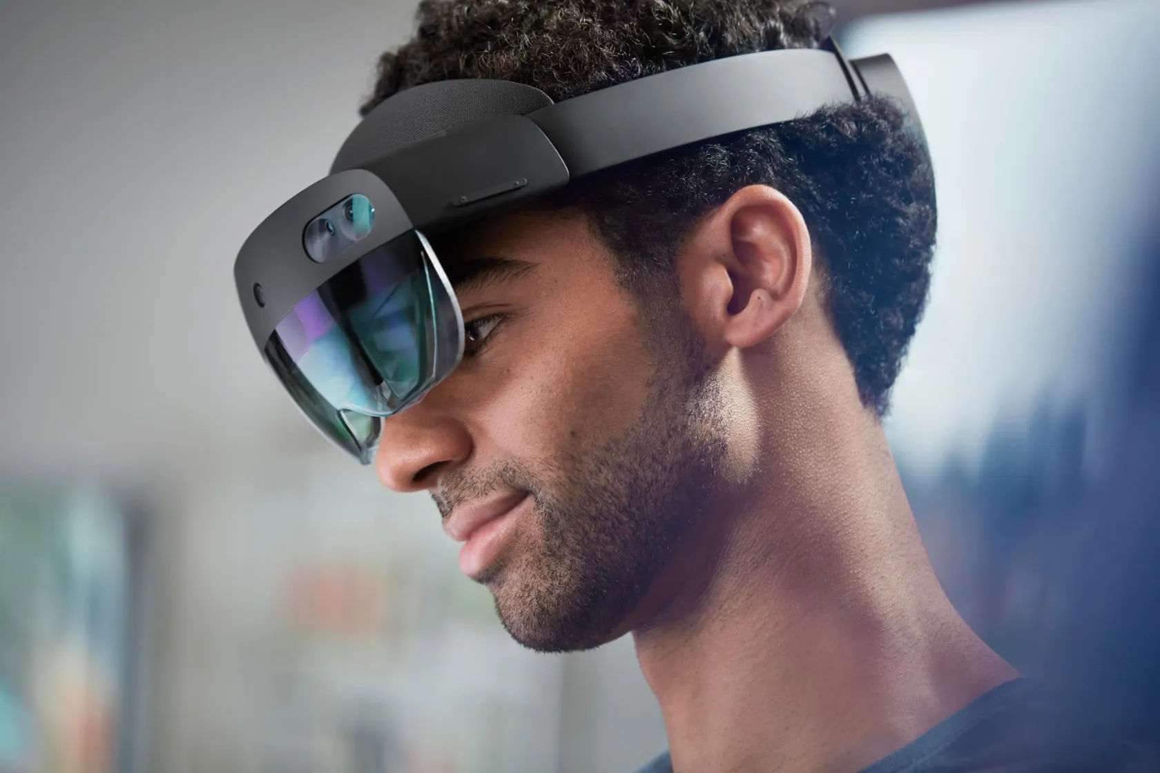 نگاهی به جدیدترین هدستهای VR و AR 8 microsoft hololens 2 black man 64882faa6451bca7af6d529d